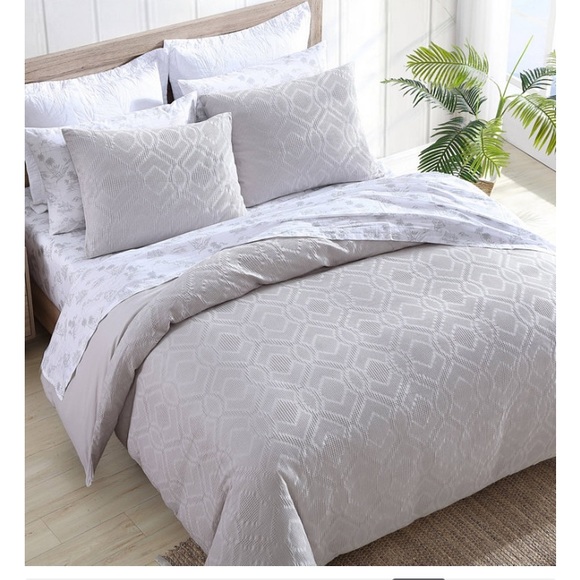 Tommy Bahama Textured Waffle Full/
Queen Duvet Cover 3 Piece Set. Grey - Picture 2 of 11